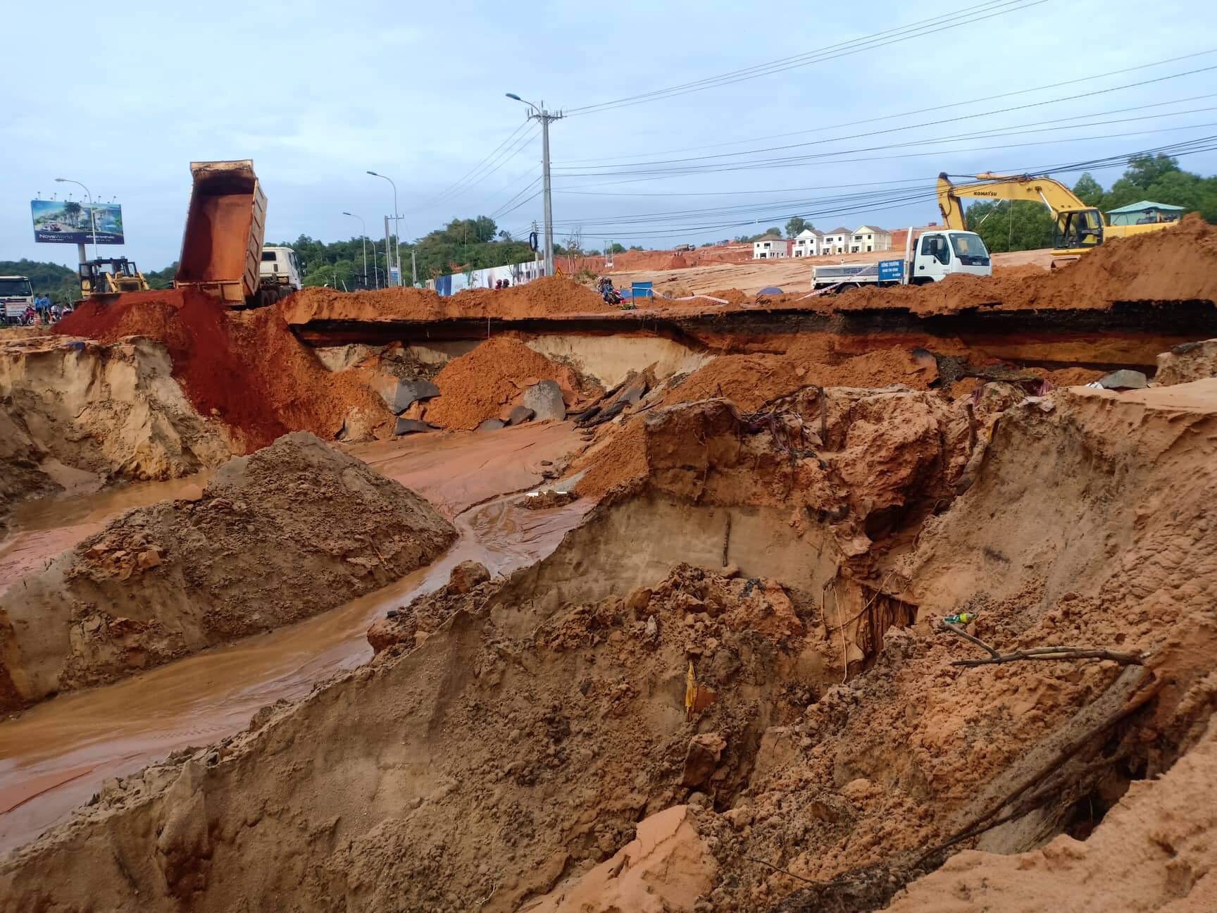 Hiện trường vụ sạt lở đường Lạc Long Qu&acirc;n, TP Phan Thiết, tỉnh B&igrave;nh Thuận