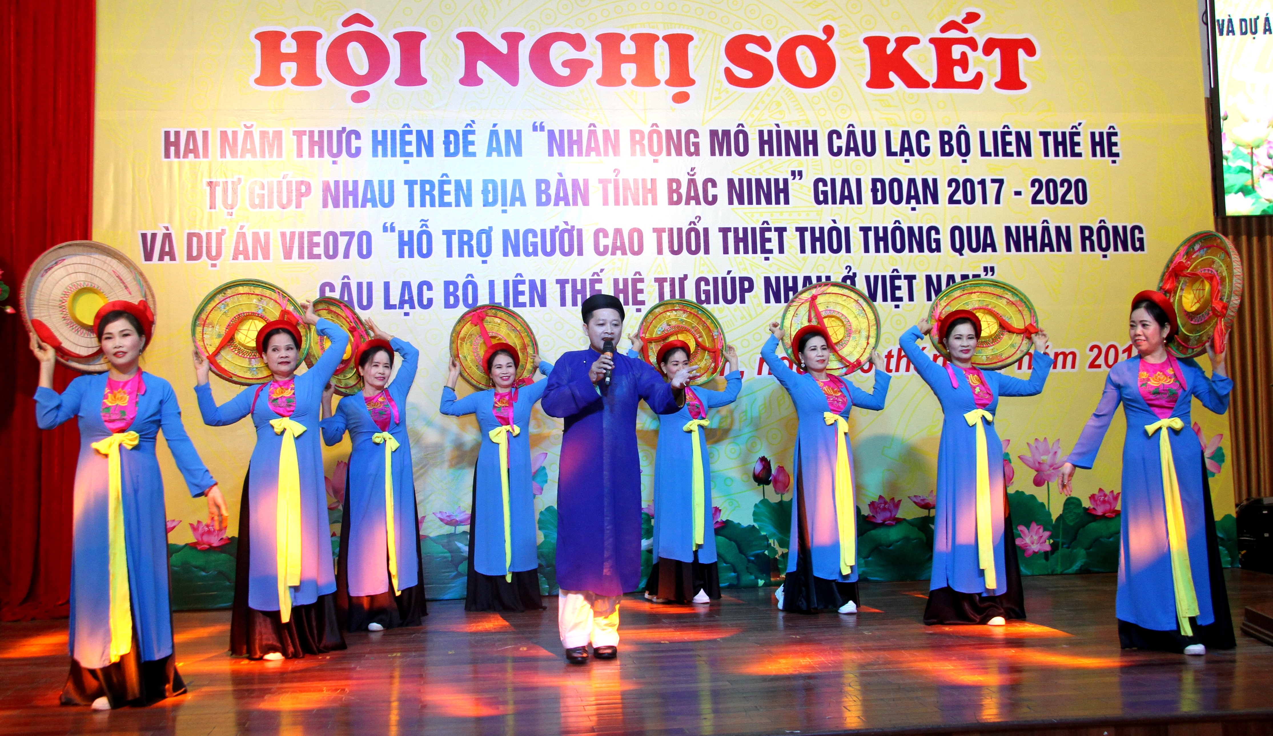 Văn nghệ ch&agrave;o mừng