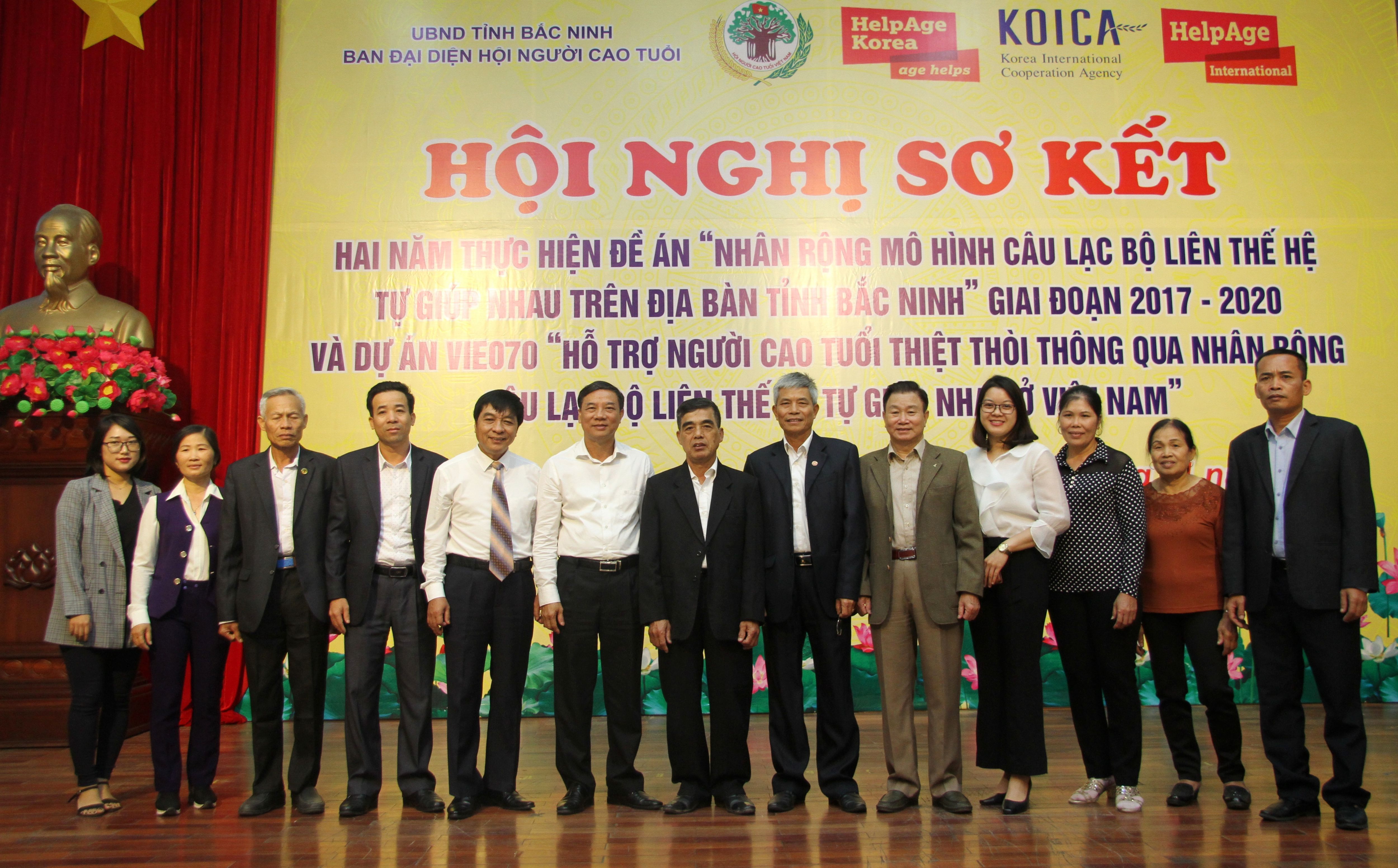 C&aacute;c đại biểu chụp ảnh lưu niệm