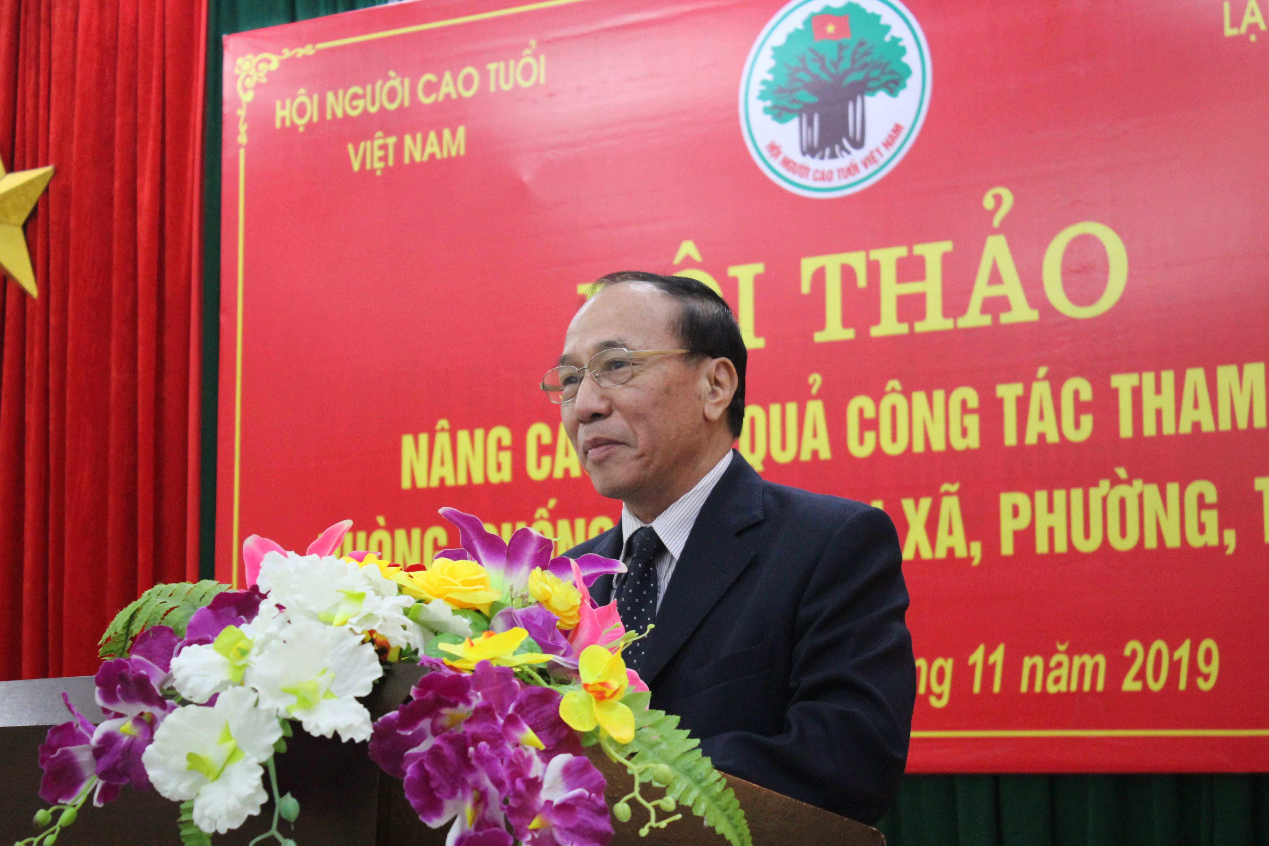 Ph&oacute; Chủ tịch Nguyễn H&ograve;a B&igrave;nh điều h&agrave;nh hội thảo