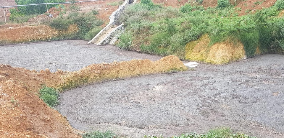 Những hố ph&acirc;n g&agrave; g&acirc;y &ocirc; nhiễm m&ocirc;i trường nghi&ecirc;m trọng khiến b&agrave; con nơi đ&acirc;y rất bức x&uacute;c