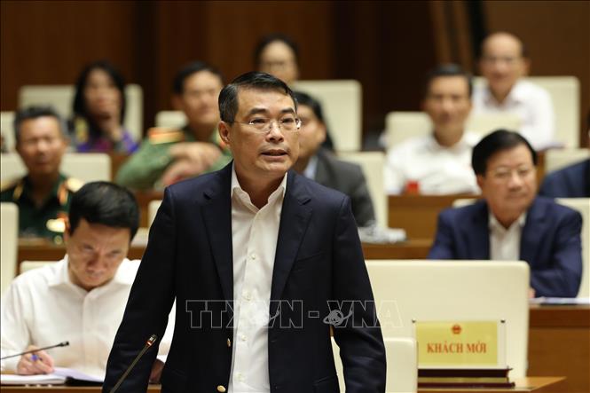 Thống đốc Ng&acirc;n h&agrave;ng Nh&agrave; nước L&ecirc; Minh Hưng giải tr&igrave;nh l&agrave;m r&otilde; một số vấn đề Đại biểu Quốc hội n&ecirc;u. Ảnh: Dương Giang/TTXVN
