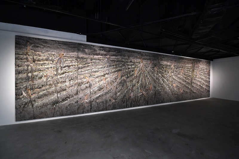 T&aacute;c phẩm &ldquo;C&aacute;nh đồng&rdquo; c&oacute; k&iacute;ch thước lớn nhất trong triển l&atilde;m lần n&agrave;y (3 x 12m).