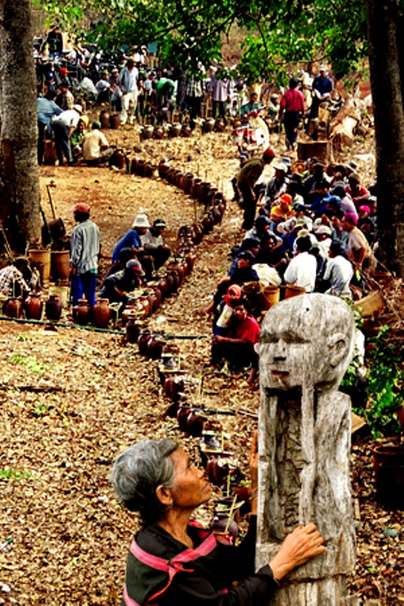 Lễ bỏ mả. Ảnh IT