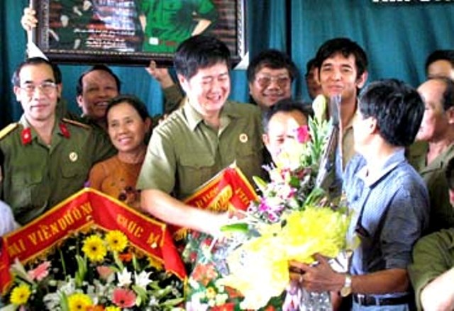 Ảnh 1: &Ocirc;ng Nguyễn Đ&igrave;nh Chiến trong buổi xin lỗi c&ocirc;ng khai của Viện KSND TP Cần Thơ tại x&atilde; T&acirc;n Dĩnh, Lạng Giang, Bắc Giang (Ảnh IT)