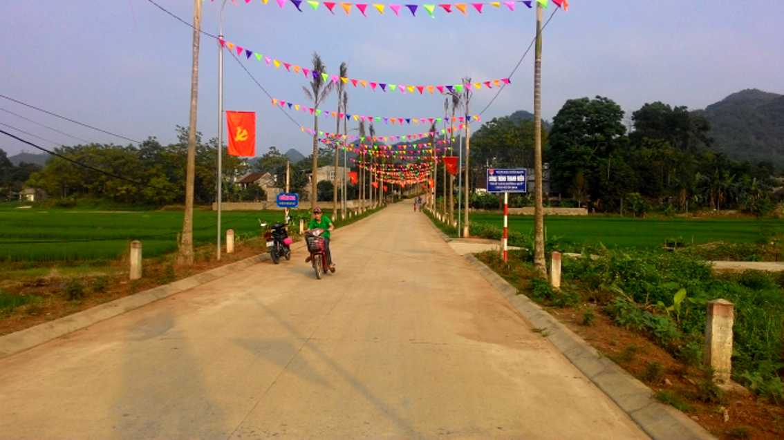 Đường dẫn v&agrave;o th&ocirc;n C&acirc;y Khế khang trang sạch đẹp c&oacute; đ&oacute;ng g&oacute;p của gia đ&igrave;nh &ocirc;ng Nguyễn Tăng Đậu.