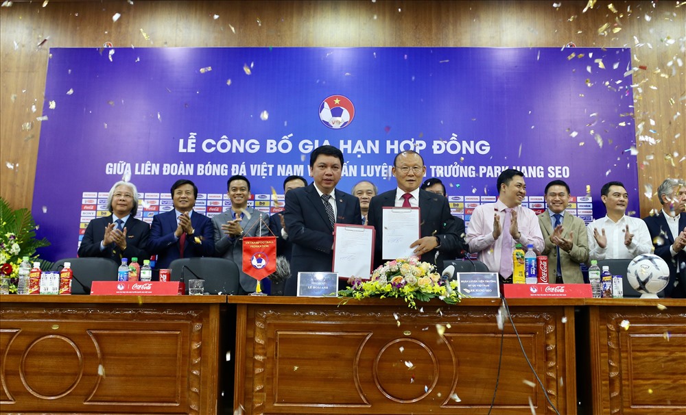 VFF c&ocirc;ng bố gia hạn hợp đồng với &ocirc;ng Park s&aacute;ng 7.11. Ảnh: Hải Đăng