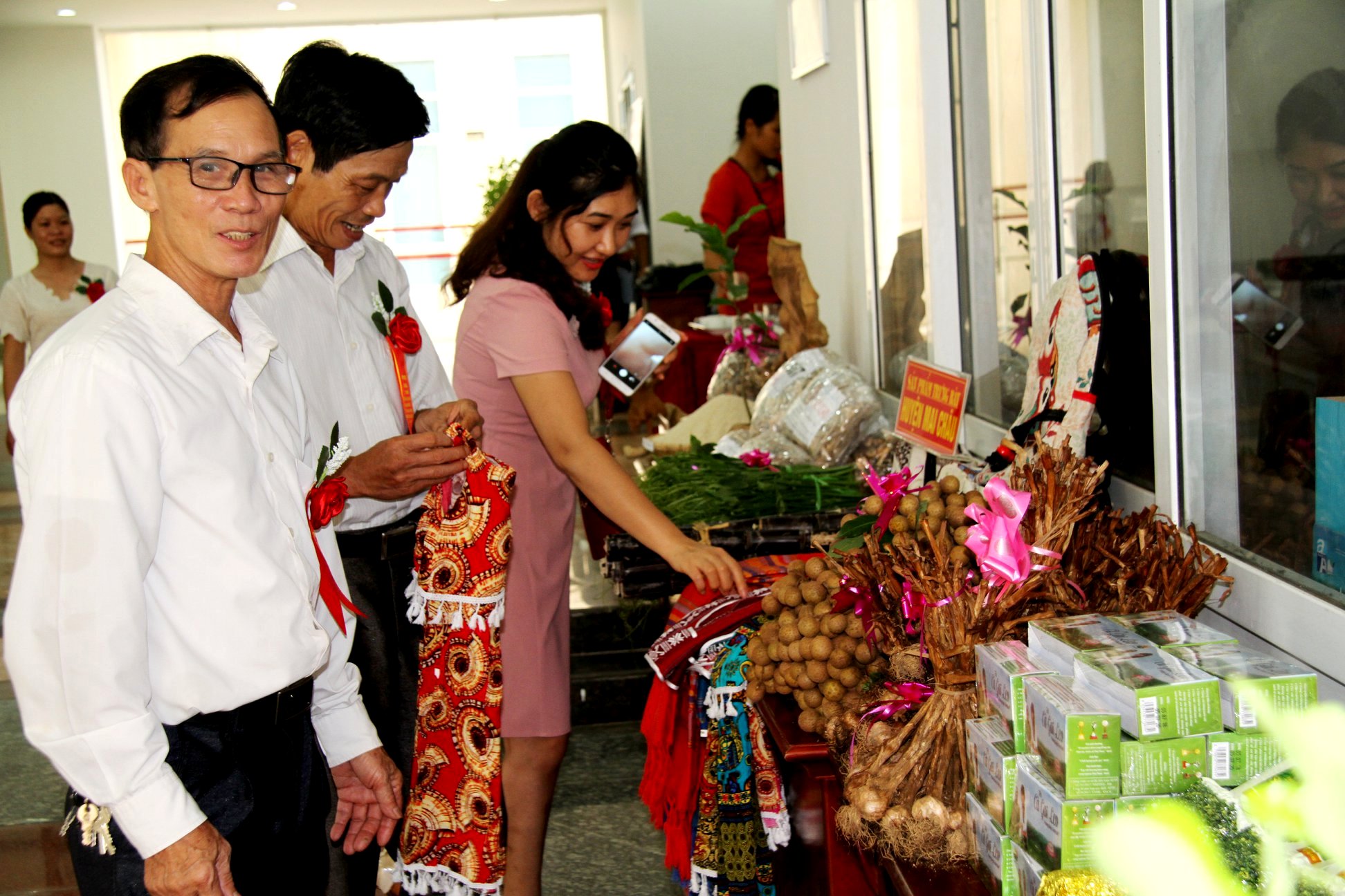 Gian trưng b&agrave;y sản phẩm của NCT huyện Mai Ch&acirc;u tại Hội nghị NCT l&agrave;m kinh tế giỏi to&agrave;n tỉnh