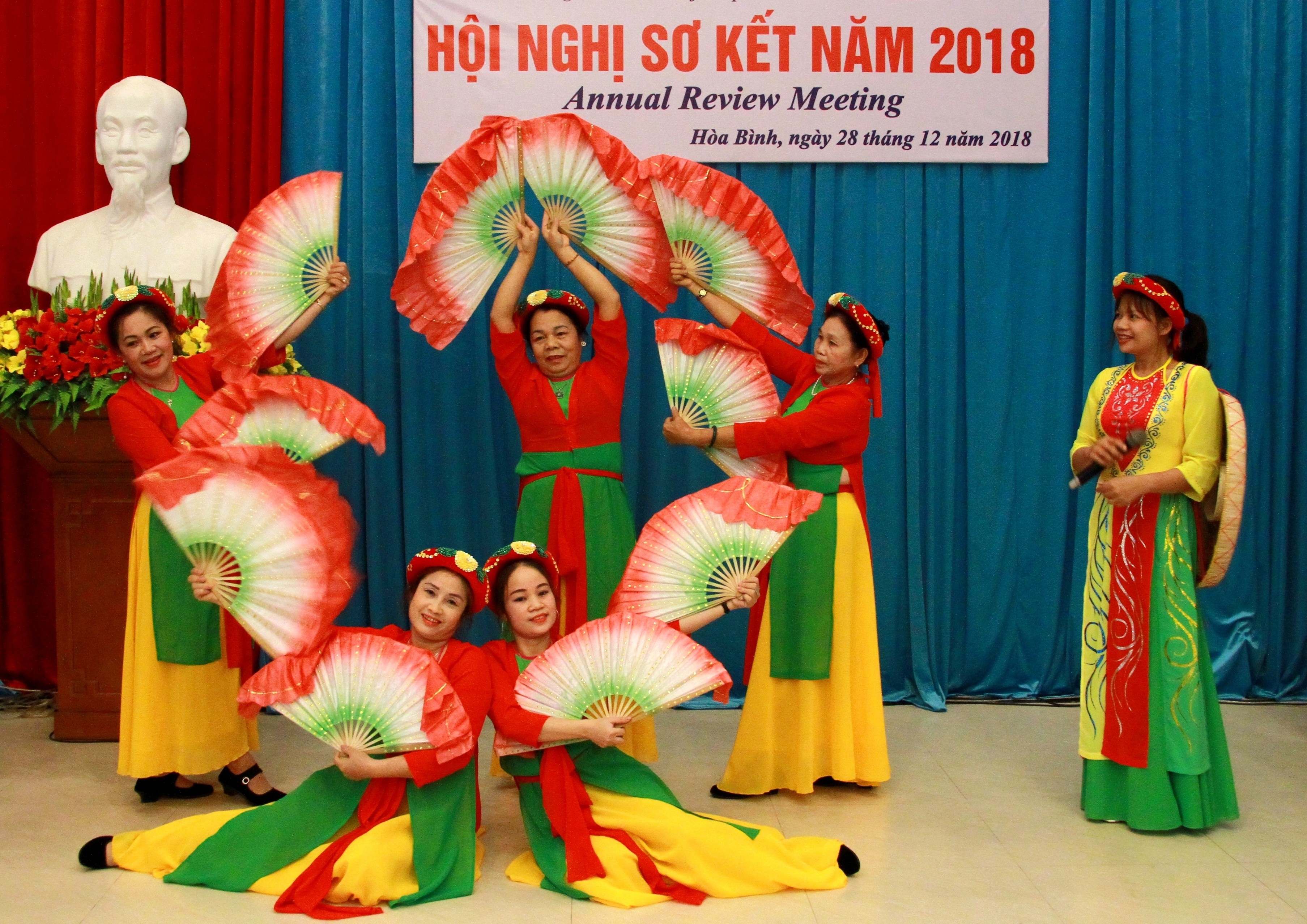 Tiết mục văn nghệ của CLB Li&ecirc;n thế hệ tự gi&uacute;p nhau tỉnh H&ograve;a B&igrave;nh