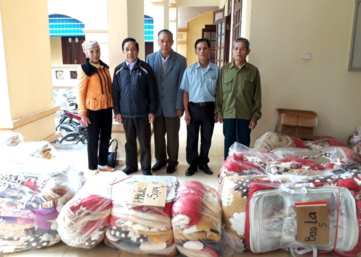 Tặng qu&agrave; NCT c&oacute; ho&agrave;n cảnh kh&oacute; khăn huyện Mai Ch&acirc;u