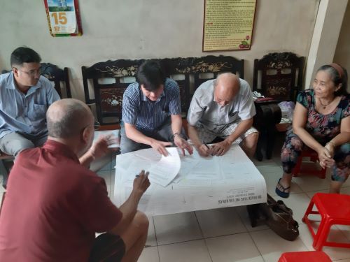 Ng&agrave;y 17/10/2019 b&agrave; con KDC hẻm 372 - 380 Dương Thị Mười, phường T&acirc;n Thới Hiệp, quận 12 tiếp tục k&iacute; đơn cầu cứu đến ch&iacute;nh quyền quận 12, nhưng đến nay chưa giải quyết.