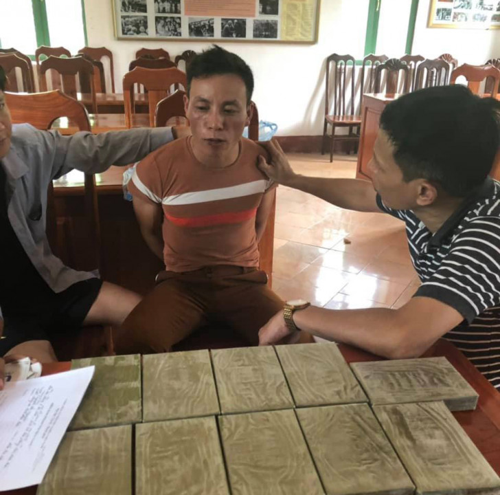 Đối tượng Ph&agrave;n Văn P&aacute;o c&ugrave;ng tang vật vụ &aacute;n. Ảnh IT