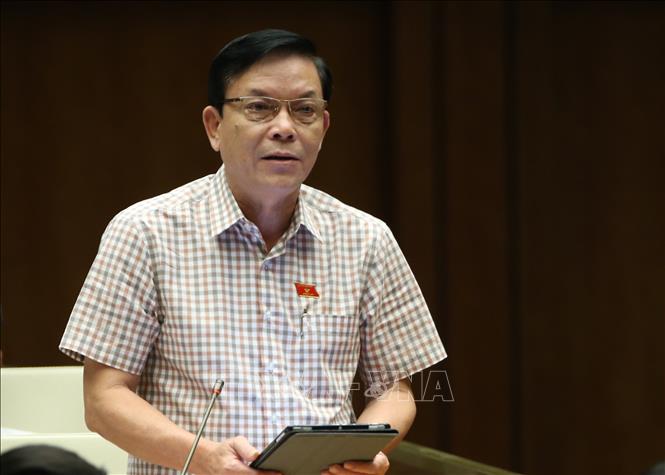 Đại biểu Quốc hội tỉnh Ph&uacute; Y&ecirc;n Nguyễn Hồng V&acirc;n chất vấn Bộ trưởng Bộ Th&ocirc;ng tin v&agrave; Truyền th&ocirc;ng Nguyễn Mạnh H&ugrave;ng. Ảnh: Dương Giang/ TTXVN