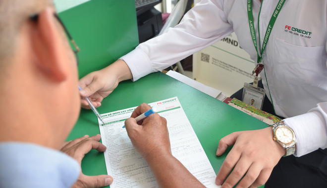 FE Credit đang dẫn đầu thị trường t&iacute;n dụng ti&ecirc;u d&ugrave;ng với 53% thị phần v&agrave; cũng l&agrave; c&ocirc;ng ty t&agrave;i ch&iacute;nh li&ecirc;n tục bị tố với một loạt l&ugrave;m x&ugrave;m li&ecirc;n quan đến thu hồi nợ, quấy rối kh&aacute;ch h&agrave;ng gần đ&acirc;y. Ảnh: FE Credit.