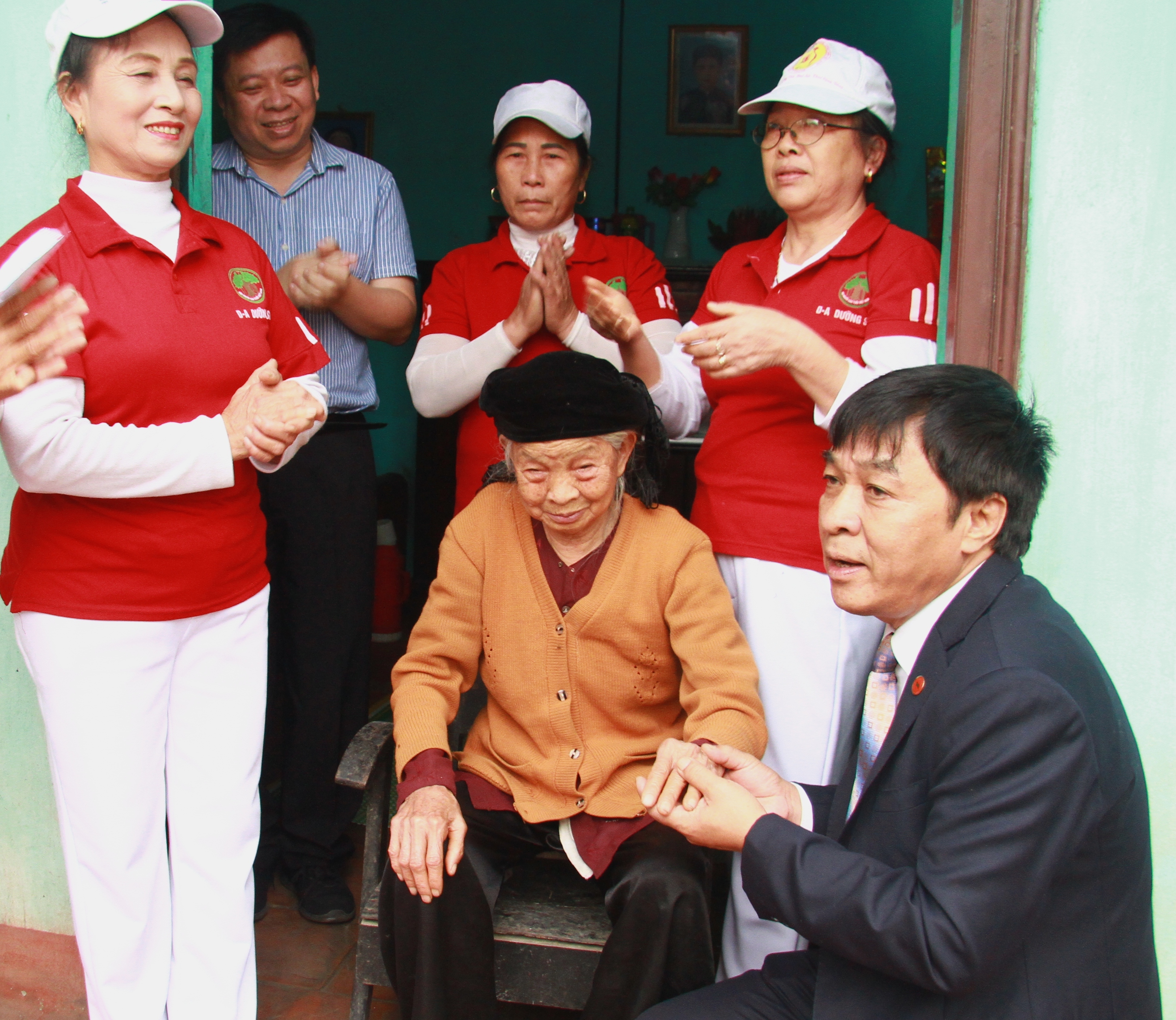 Thăm, động vi&ecirc;n th&agrave;nh vi&ecirc;n c&oacute; ho&agrave;n cảnh kh&oacute; khăn