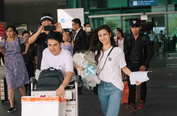 C&ocirc; d&acirc;u ch&uacute; rể đặt ch&acirc;n đến s&acirc;n bay Ph&uacute; Quốc chiều 8/11, hơn 12 tiếng trước khi 02 chuyến charter chuy&ecirc;n dụng chở kh&aacute;ch VIP hạ c&aacute;nh v&agrave;o trưa nay 9/11.