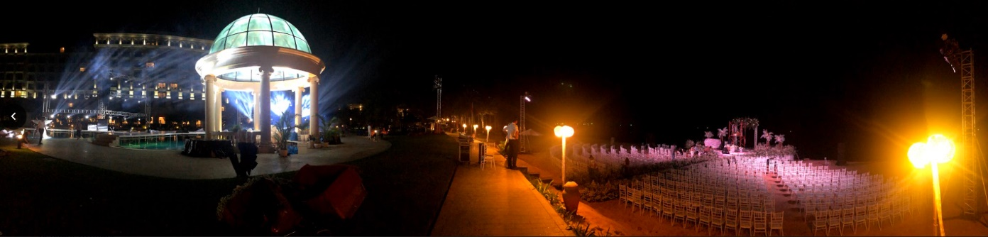 C&ocirc;ng t&aacute;c chuẩn bị được tiến h&agrave;nh xuy&ecirc;n đ&ecirc;m để kịp ho&agrave;n thiện việc sắp đặt cho đ&aacute;m cưới một c&aacute;ch ho&agrave;n hảo nhất.