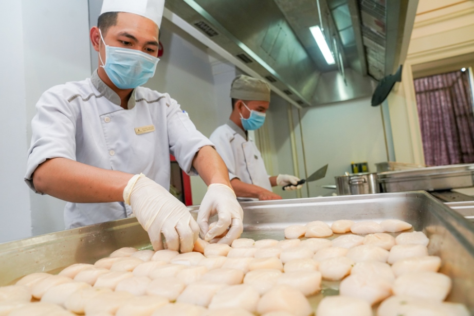 S&ograve; điệp được những đầu bếp chuy&ecirc;n nghiệp của Vinpearl Ph&uacute; Quốc &aacute;p chảo ở nhiệt độ vừa đủ để s&ograve; được nguy&ecirc;n vẹn, kh&ocirc;ng vỡ, độ kh&ocirc; vừa phải.