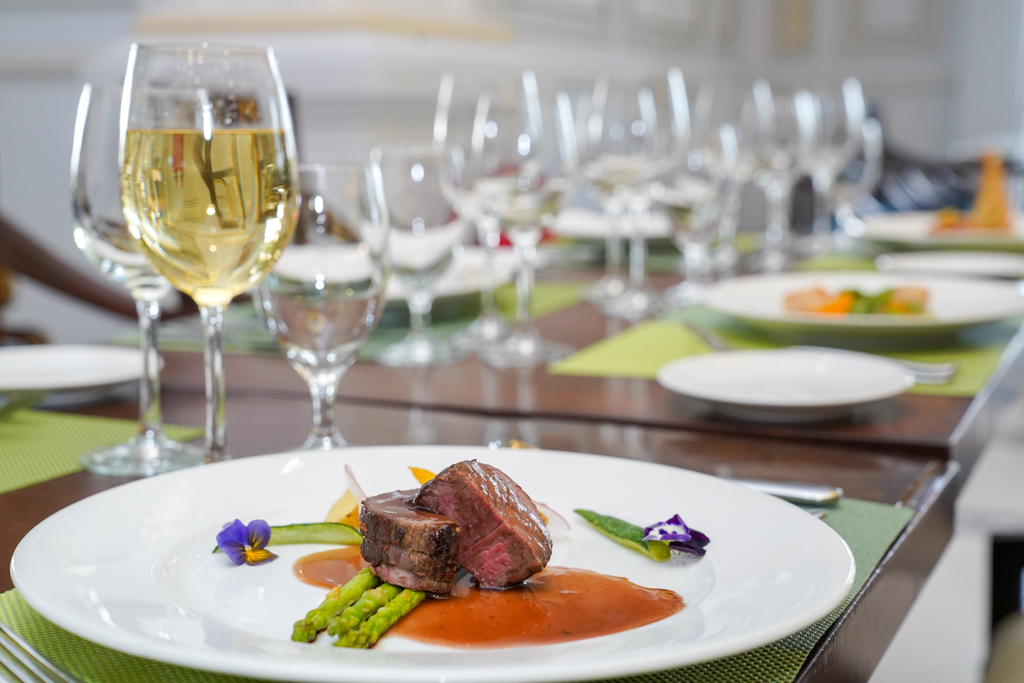 B&ograve; Wagyu nướng thảo mộc với sốt rượu sim rừng Ph&uacute; Quốc l&agrave; điểm đặc biệt của bữa tiệc. Những đầu bếp ở Vinpearl Ph&uacute; Quốc tiết lộ, đội ngũ nh&acirc;n vi&ecirc;n đ&atilde; phải sử dụng h&agrave;ng chục l&iacute;t mật sim để c&ocirc; đặc, h&ograve;a với rượu để tạo th&agrave;nh thứ nước chấm đậm đ&agrave; mang hươn vị ri&ecirc;ng của đảo Ngọc,