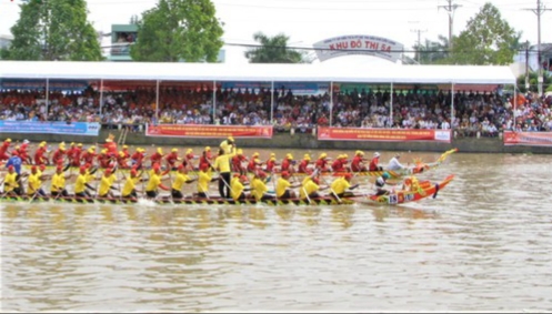 Sau lễ khai mạc c&aacute;c đội ghe Ngo bước v&agrave;o cuộc đua v&ograve;ng loại