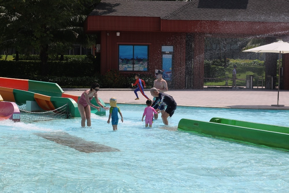 Trong khi đ&oacute;, gia đ&igrave;nh bộ đ&ocirc;i nhạc sĩ Huy Tuấn v&agrave; Nguyễn Hải Phong chọn c&ocirc;ng vi&ecirc;n nước ngọt tr&ecirc;n đảo lớn nhất tại VinOasis để tận hưởng kh&ocirc;ng gian thoải m&aacute;i, sảng kho&aacute;i tại đ&acirc;y.