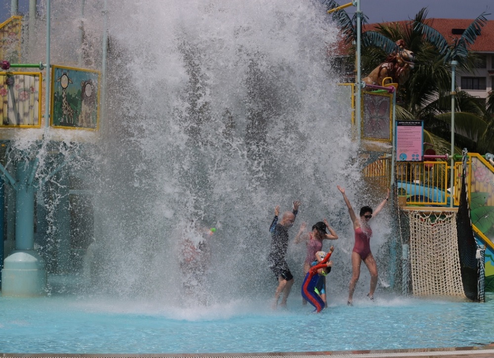 V&igrave; c&oacute; rất đ&ocirc;ng th&agrave;nh vi&ecirc;n nh&iacute; n&ecirc;n khu vực trượt nước trẻ em được hai gia đ&igrave;nh n&agrave;y ưu ti&ecirc;n d&agrave;nh thời gian rất l&acirc;u tại đ&acirc;y. Hai &ocirc;ng bố nổi tiếng tỏ ra rất phấn kh&iacute;ch v&igrave; c&oacute; thời gian b&ecirc;n gia đ&igrave;nh v&agrave; c&ugrave;ng c&aacute;c con vui chơi.