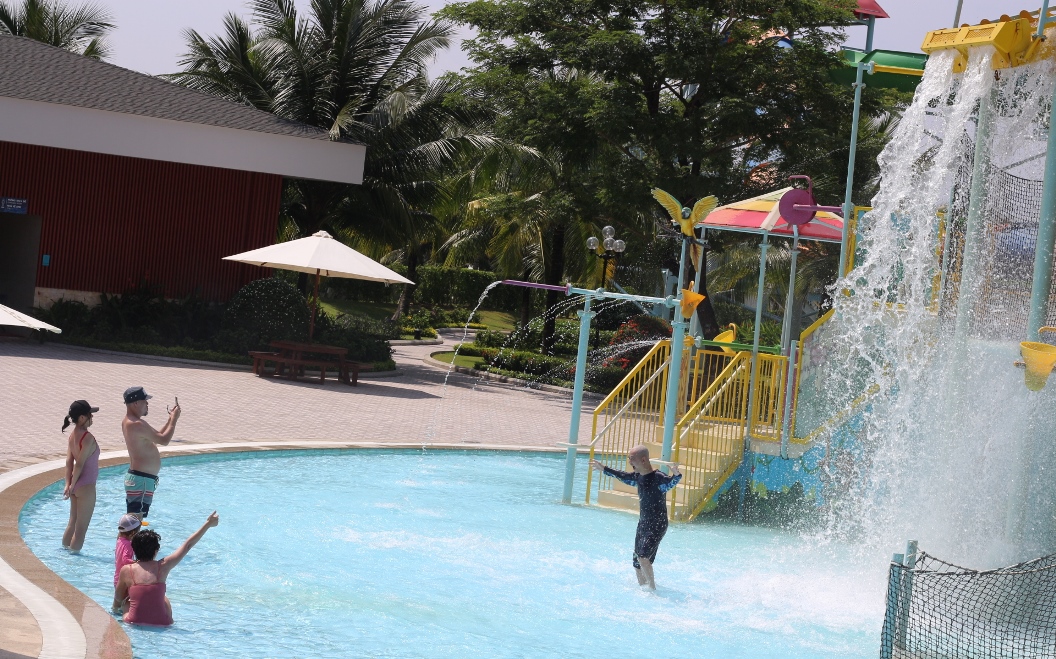 Tr&ograve; chơi m&aacute;ng xối nước khổng lồ khiến c&aacute;c th&agrave;nh vi&ecirc;n nh&iacute; th&iacute;ch th&uacute; n&ecirc;n hai gia đ&igrave;nh n&aacute;n lại đ&acirc;y rất l&acirc;u. V&agrave; nhạc sĩ Huy Tuấn cũng kh&ocirc;ng qu&ecirc;n tranh thủ ghi h&igrave;nh lại khoảnh khắc gia đ&igrave;nh vui nhộn cho người bạn th&acirc;n thiết.