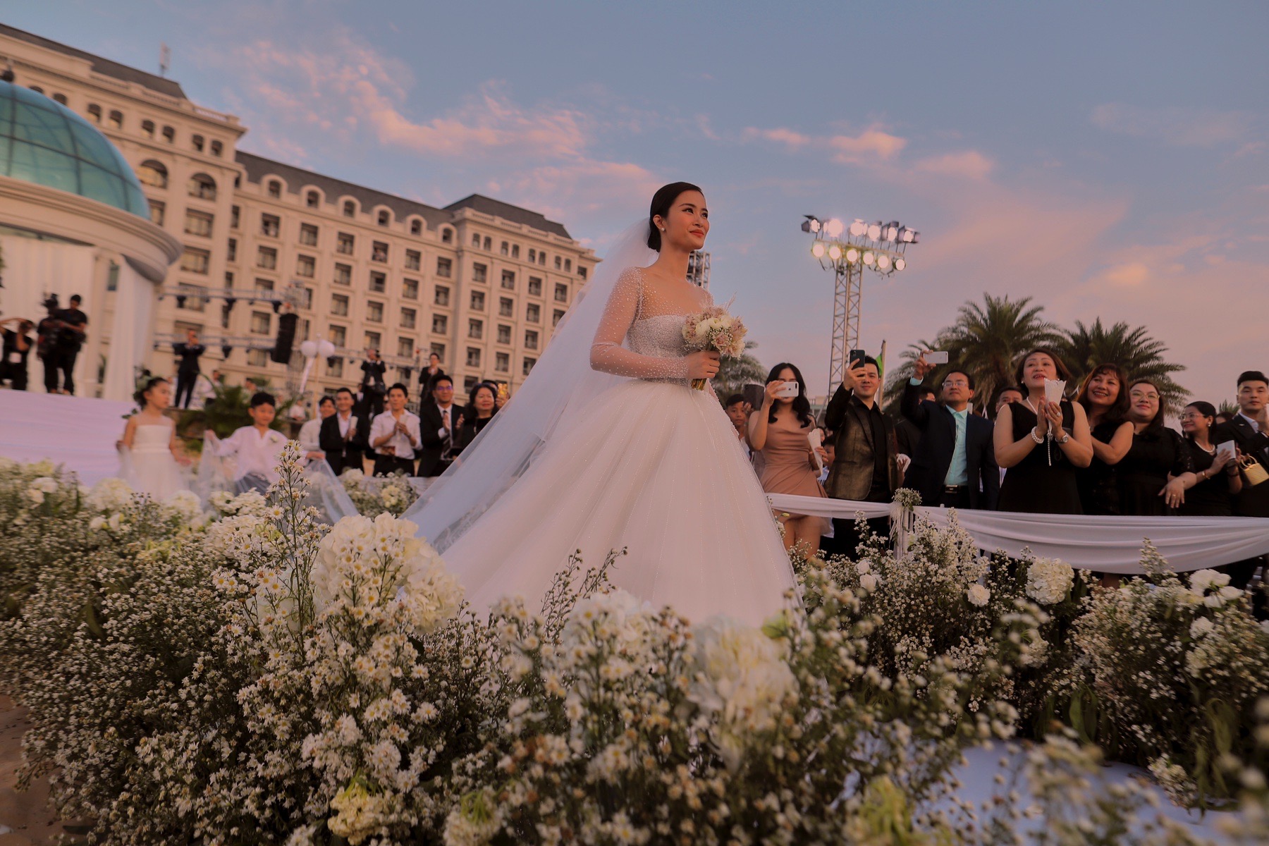 Tiện &iacute;ch vượt trội v&agrave; ho&agrave;n hảo t&iacute;ch hợp trọn vẹn trong quần thể nghỉ dưỡng Vinpearl Ph&uacute; Quốc mang đến cho c&aacute;c kh&aacute;ch mời của &ldquo;đ&aacute;m cưới v&agrave;ng Vbiz&rdquo; những trải nghiệm tuyệt vời xuy&ecirc;n suốt kỳ nghỉ. Rất nhiều ng&ocirc;i sao Vbiz sau lễ cưới của &ldquo;cặp đ&ocirc;i v&agrave;ng&rdquo; đ&atilde; chia sẻ, Vinpearl Ph&uacute; Quốc chắc chắn l&agrave; &ldquo;thi&ecirc;n đường t&igrave;nh y&ecirc;u vĩnh cửu&rdquo; ấn tượng bậc nhất hiện nay.