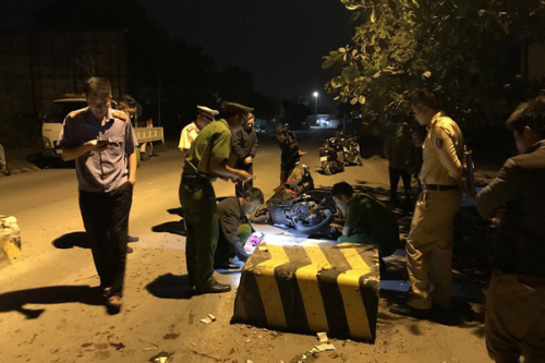 Quảng Ninh: Đâm vào cục bê tông giữa đường, hai mẹ con thương vong