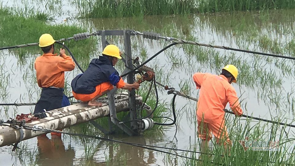C&ocirc;ng nh&acirc;n khắc phục sự cố điện. Ảnh vietnam.net