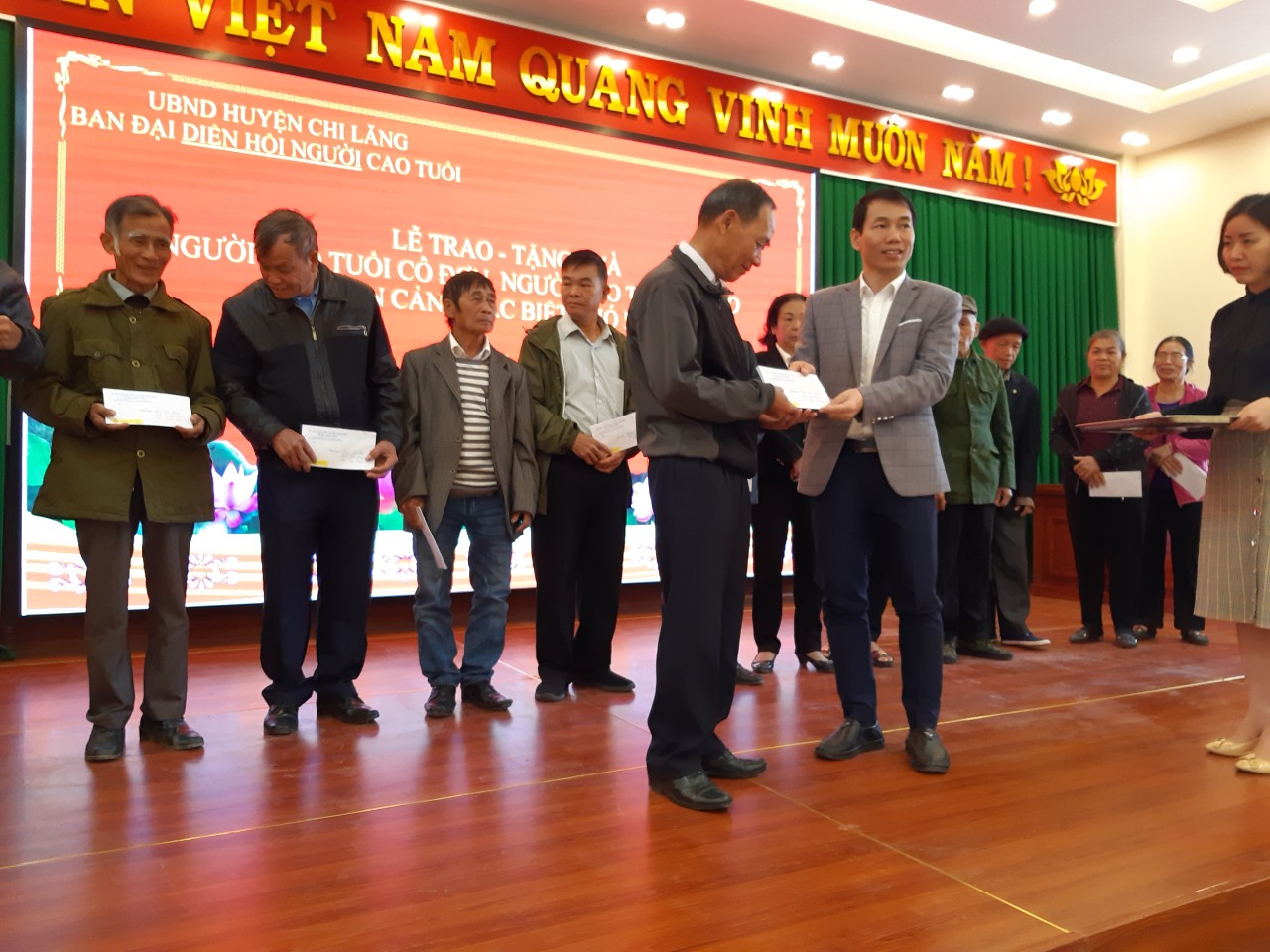 Tặng qu&agrave; NCT c&oacute; ho&agrave;n cảnh kh&oacute; khăn huyện Chi Lăng