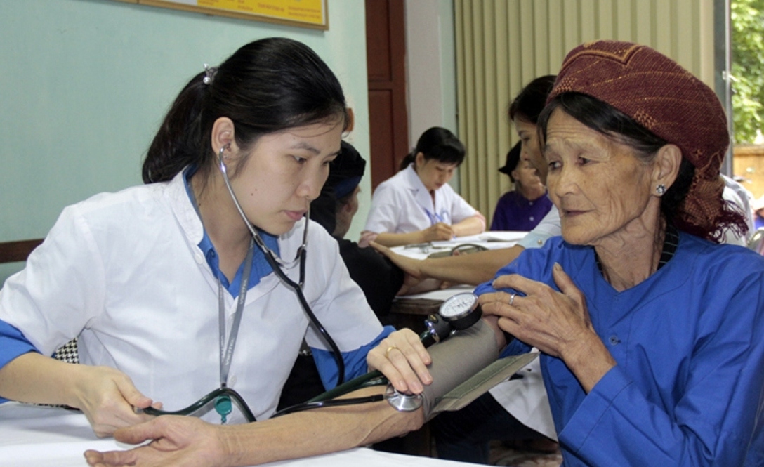 Kh&aacute;m sức khỏe cho NCT huyện Chi Lăng. Ảnh IT