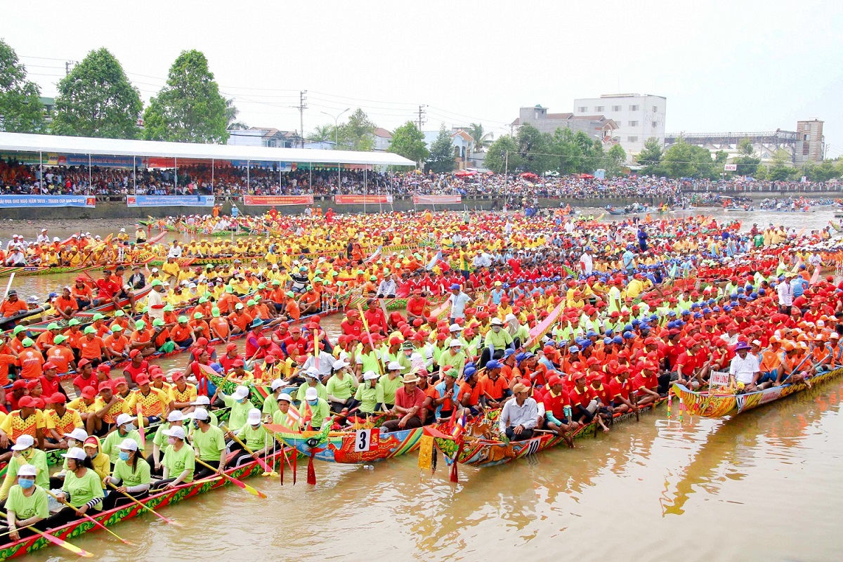 Giải đua ghe Ngo mang đến kh&ocirc;ng kh&iacute; s&ocirc;i động cho Lễ hội
