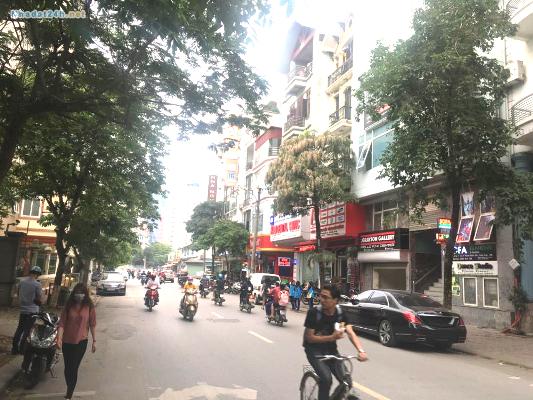 Phố trần Quốc Ho&agrave;n được h&igrave;nh th&agrave;nh từ 40 năm trước nay quận cầu Giấy vẫn coi l&agrave; đ&aacute;t n&ocirc;ng nghiệp