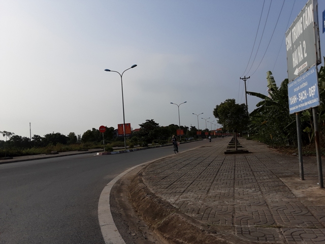 Đường x&aacute;, nh&agrave; cửa như vậy, c&oacute; cần thiết thu hồi đất để ph&acirc;n l&ocirc; b&aacute;n nền?