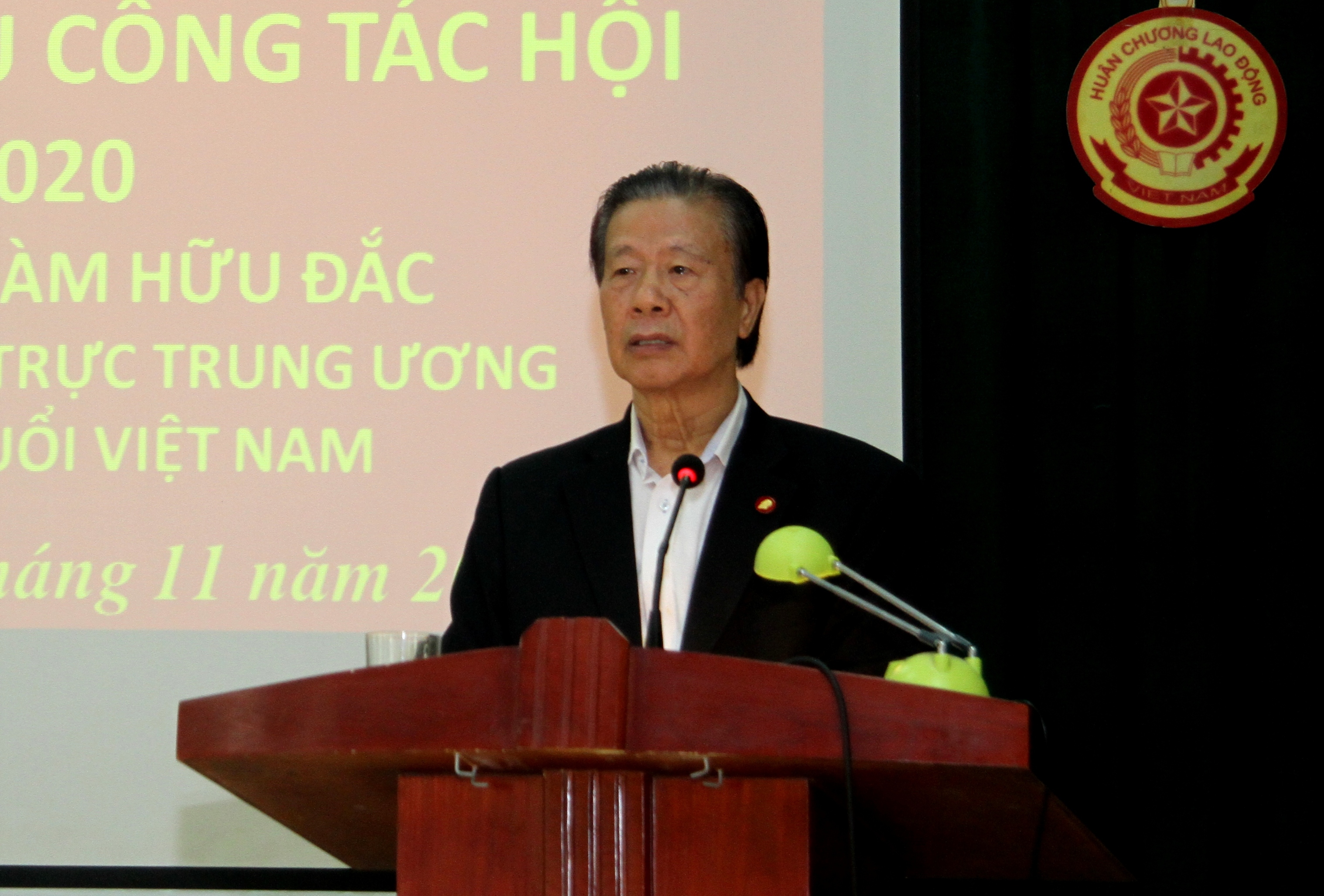 Ph&oacute; Chủ tịch Thường trực Đ&agrave;m Hữu Đắc truyền đạt chuy&ecirc;n đề gi&agrave; h&oacute;a d&acirc;n số