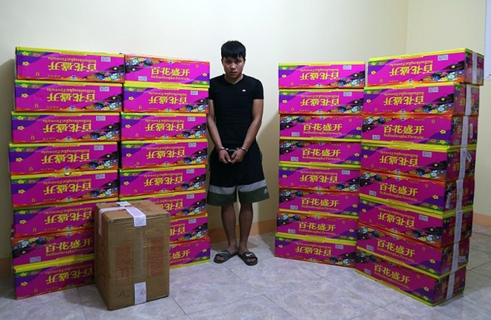 Đối tượng Trần Trung Qu&acirc;n c&ugrave;ng tang vật. Ảnh B&aacute;o An ninh Thủ đ&ocirc;