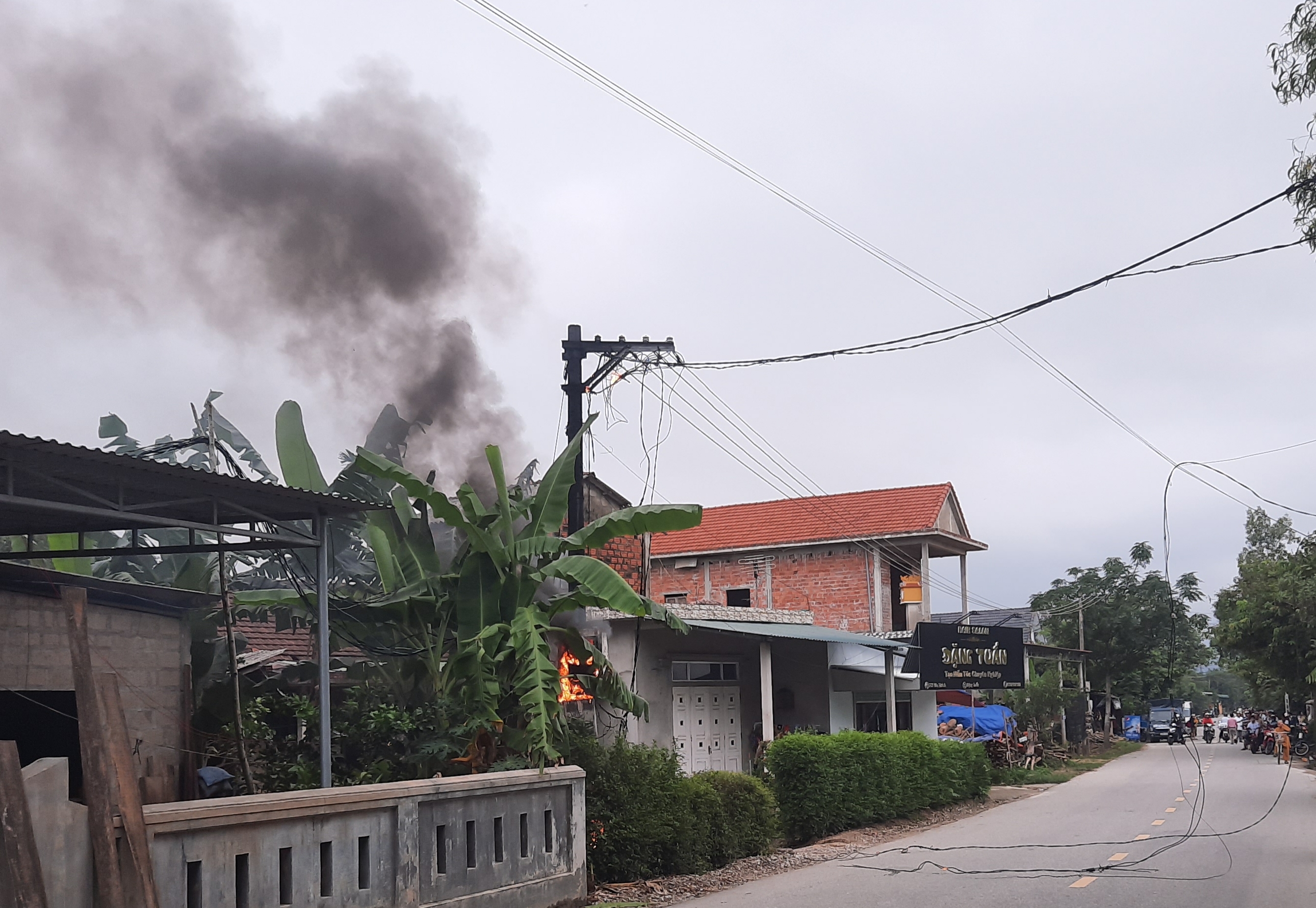D&acirc;y điện ch&aacute;y rơi v&atilde;i giữa đường tỉnh lộ 12B, giao th&ocirc;ng bị ngưng trệ