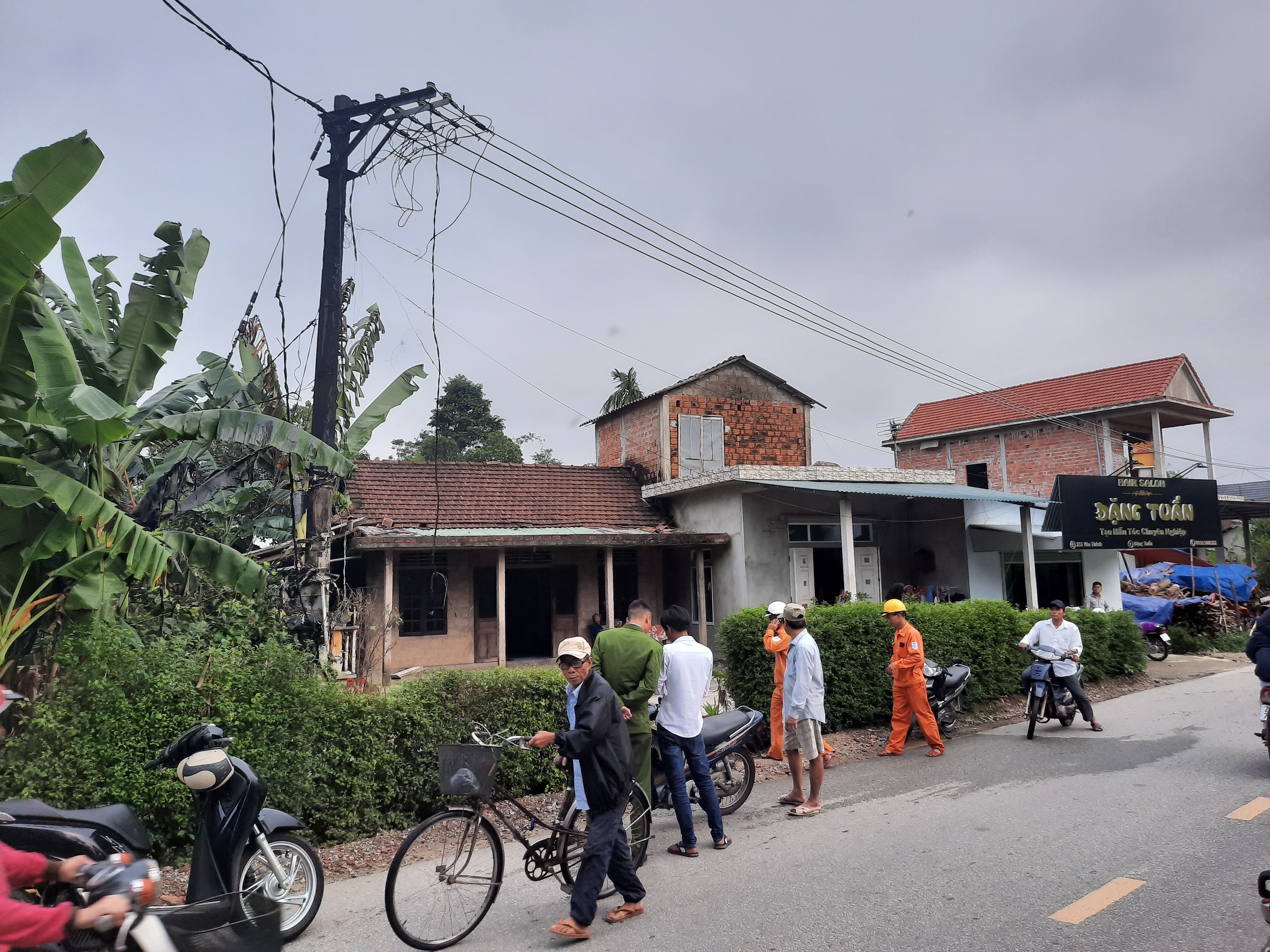 Theo người d&acirc;n địa phương, khoảng 16h00, c&ocirc;ng nh&acirc;n Điện lực mới c&oacute; mặt tại hiện trường để xử l&yacute; sự cố ch&aacute;y chập điện.