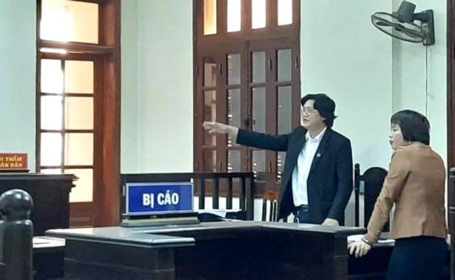 Luật sư Ho&agrave;ng Văn T&ugrave;ng n&ecirc;u &yacute; kiến tại T&ograve;a