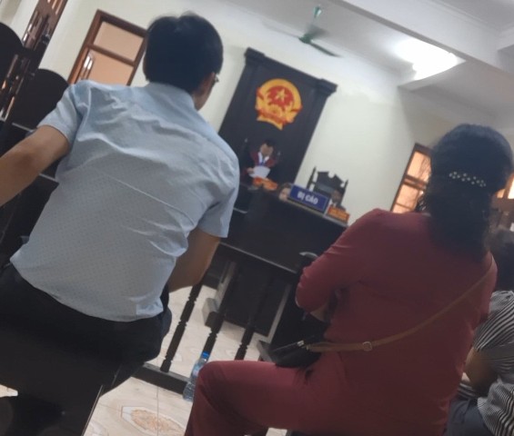 Chủ tọa phi&ecirc;n t&ograve;a c&ocirc;ng bố quyết định ho&atilde;n phi&ecirc;n t&ograve;a