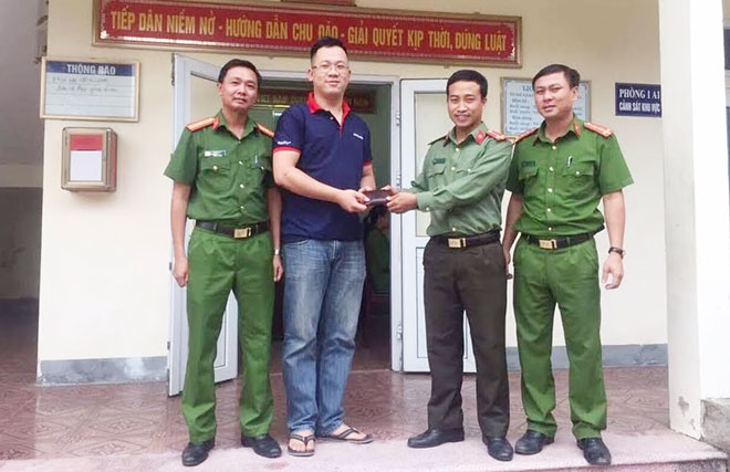 Nghệ An: chiến sỹ Công an trả lại ví tiền cho người đánh rơi