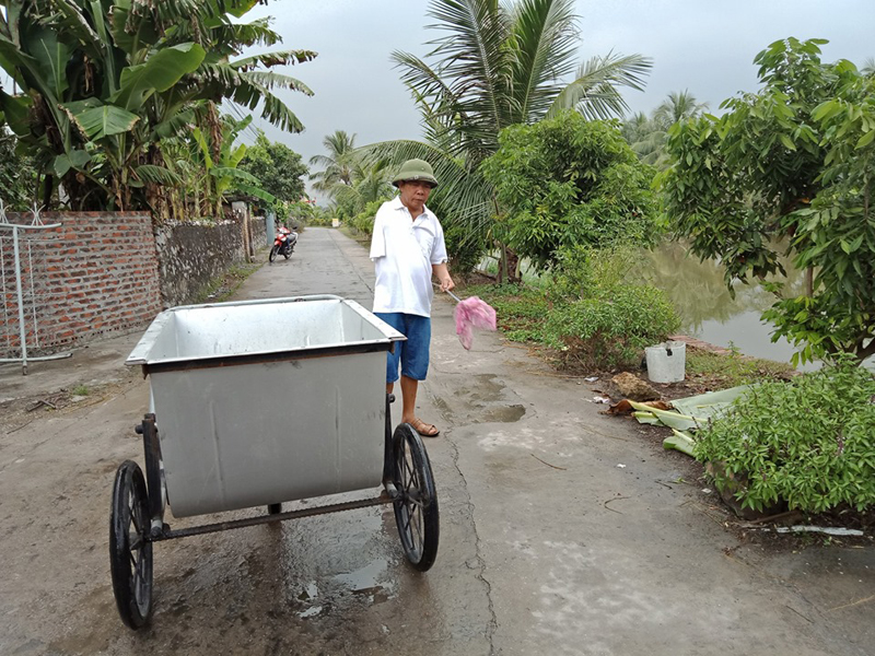Thương binh B&ugrave;i Văn Huy, hằng ng&agrave;y &ldquo;rong ruổi&rdquo; khắp đường l&agrave;ng, ng&otilde; x&oacute;m để nhặt r&aacute;c bảo vệ m&ocirc;i trường.