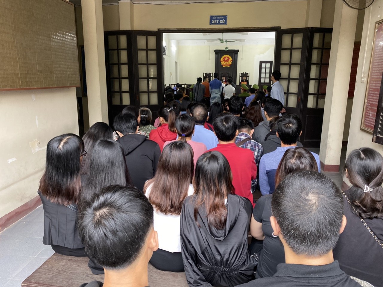 Chỉ những người có gi&acirc;́y của tòa mới được vào phòng xử án.