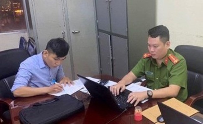 C&ocirc;ng an lấy lời khai một nghi can. Ảnh IT