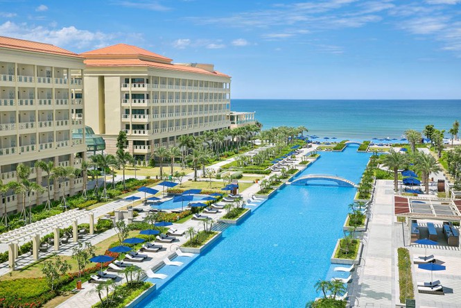 Bể bơi v&ocirc; cực tuyệt đẹp tại khu nghỉ dưỡng Sheraton Grand Đ&agrave; Nẵng Resort