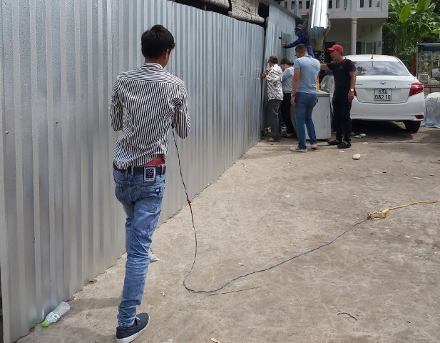 &Ocirc;ng C&ocirc;ng cho người mang t&ocirc;n, sắt đến qu&acirc;y cả căn l&aacute;n gia đ&igrave;nh anh S&aacute;ng dựng để ở tạm