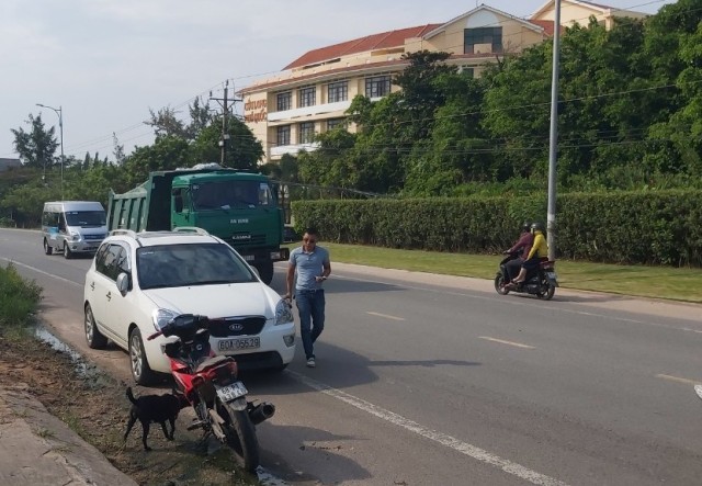 Chiếc xe &ocirc; t&ocirc; v&agrave; đối tượng đến khu đất anh s&aacute;ng thu&ecirc; hợp ph&aacute;p