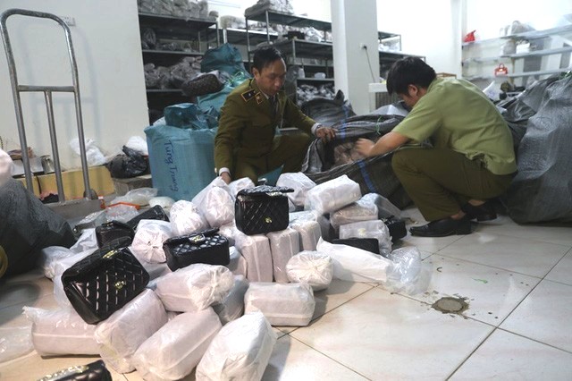 Đội QLTT số 8 đ&atilde; ph&aacute;t hiện hơn 1.000 t&uacute;i x&aacute;ch &ldquo;h&agrave;ng hiệu&rdquo; c&oacute; gi&aacute; từ 30.000 đồng mỗi chiếc.