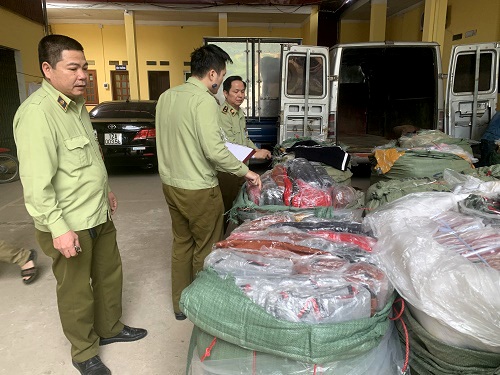 Lực lượng Quản l&iacute; Thị trường Lạng Sơn thu giữ số h&agrave;ng h&oacute;a vi phạm. Ảnh Giadinh.net